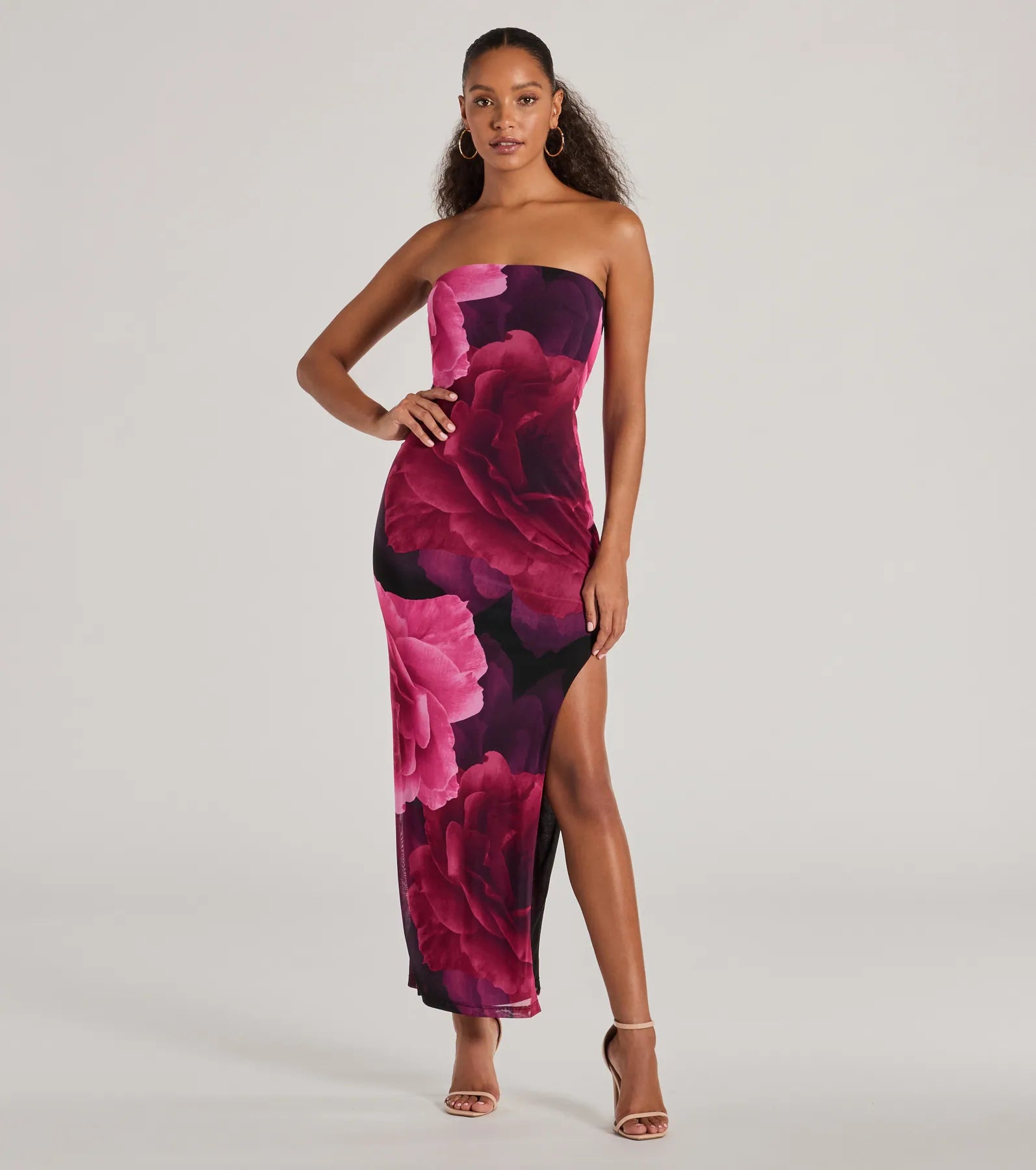 Feel instantly put-together in the Grandeur Blooms Strapless Slit Floral Maxi Dress in black, a summer wedding guest dress designed for confident style and all-out celebration.