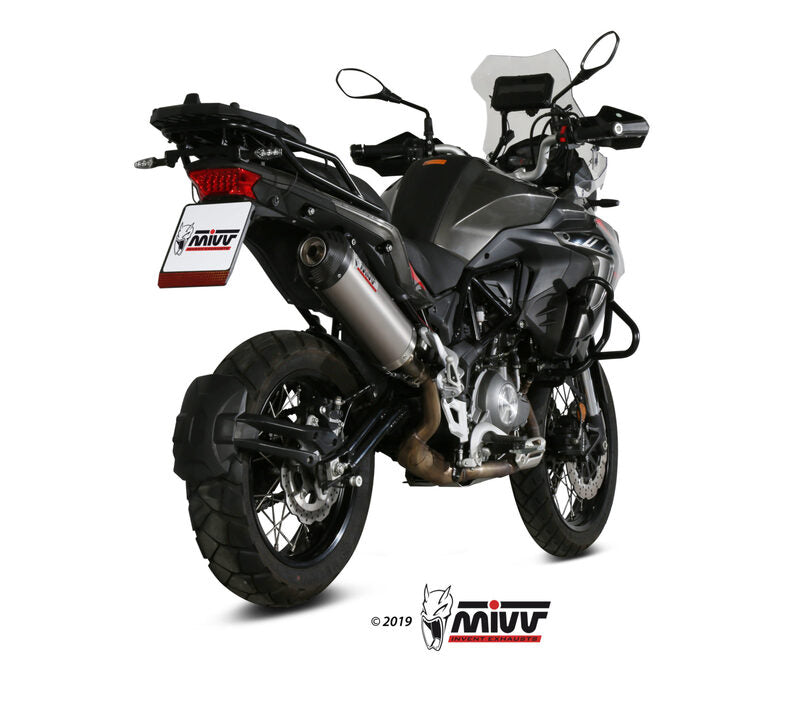 MIVV Oval Silencer monterad på Benelli TRK 502X E.004.LNC, visad bakifrån med fokus på avgassystemet. Perfekt för reservdelar och tillbehör.