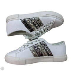 Shoes Sneakers By Guess In White, Size: 7.5