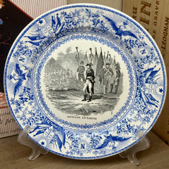 Bord / Sierbord - Societe Ceramique Maestricht - décor NAPOLEON uitgevoerd in zwart met helderblauwe rand
