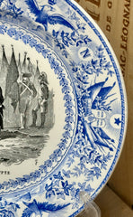Bord / Sierbord - Societe Ceramique Maestricht - décor NAPOLEON uitgevoerd in zwart met helderblauwe rand