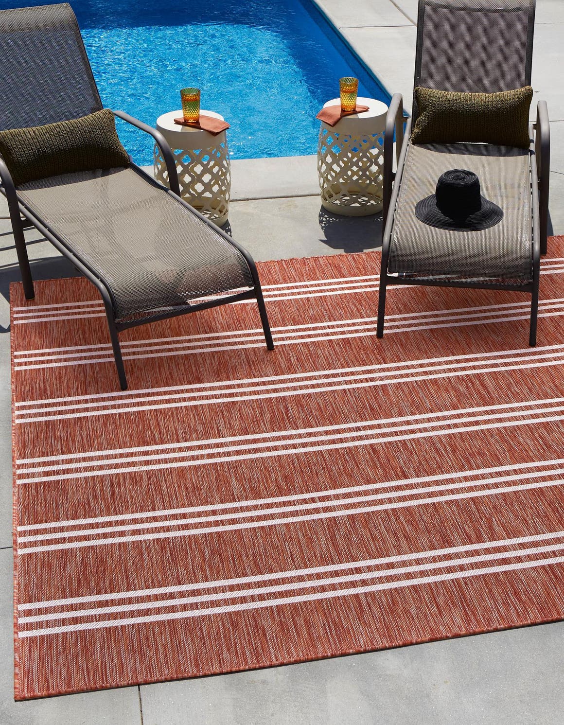 Quadratisch Outdoor Teppich Jill Zarin Outdoor in Rostrot von Hadorn™ - Lifestyle Image