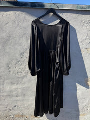 By Engbork HelloU Empire kjole sateen black
