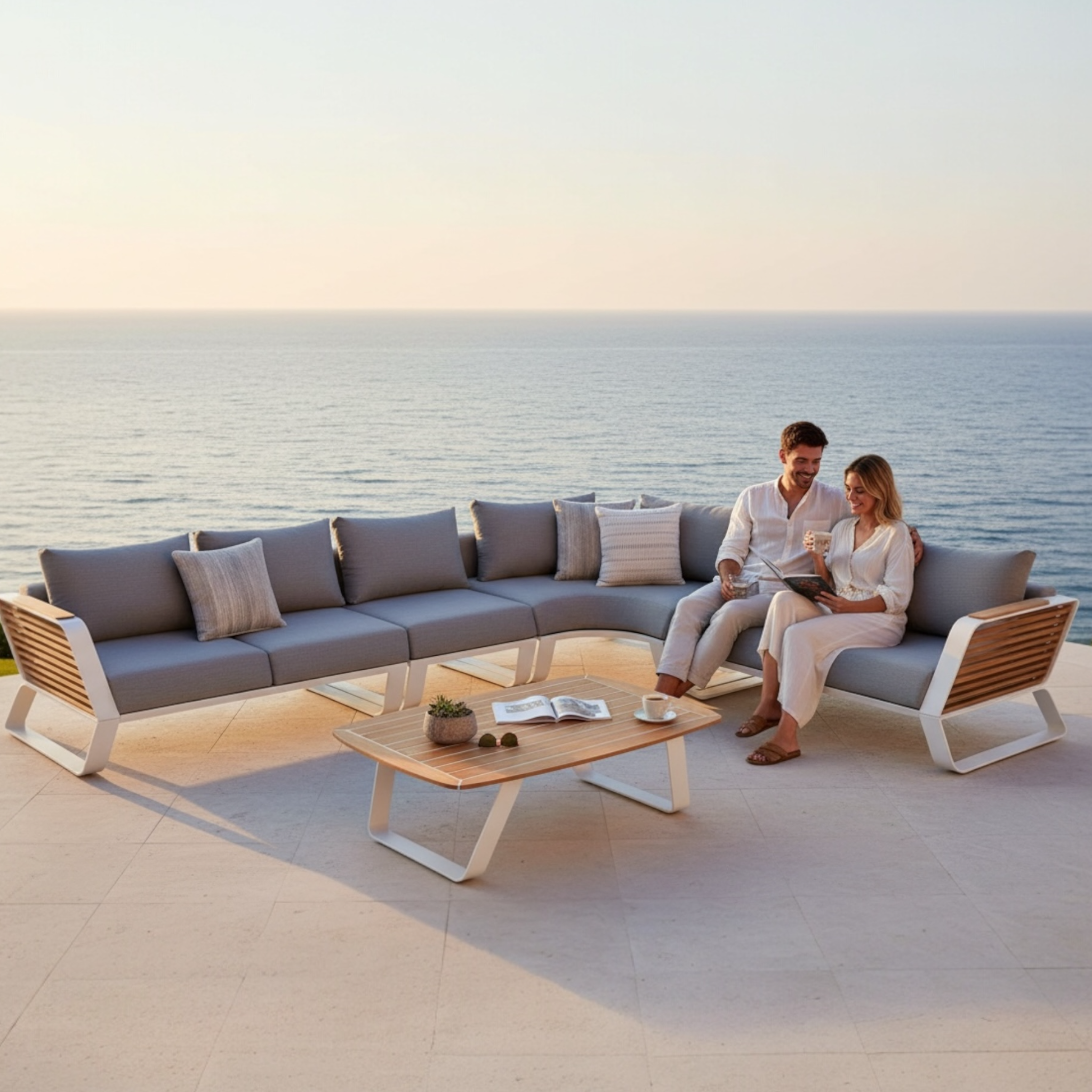 Canapé d’angle de jardin AILY en aluminium blanc et teck, assises grises.