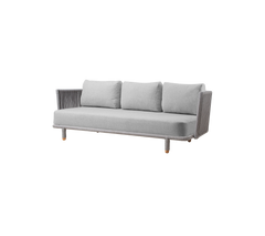 Stijlvolle grijze bank met drie kussens en moderne details, perfect voor het verfraaien van elke woonruimte.