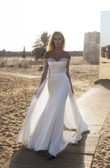 Form-fitting bridal dress