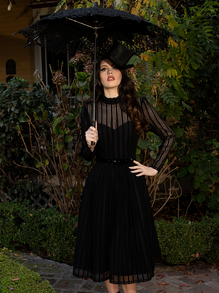 A vision of somber beauty, the Funeral Dress in Black drapes the figure in flowing, jet-black fabric—perfect for moments of reflection and timeless grace.