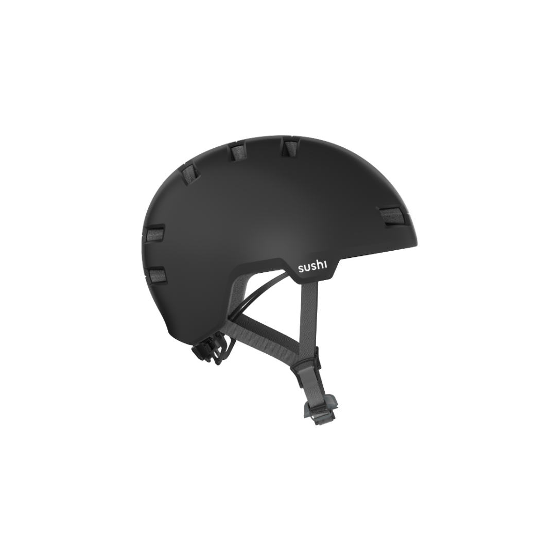 Seitenansicht des schwarzen ABUS Helms mit SUSHI BIKES Logo und verstellbarem Kinnriemen