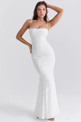 Mujer usando vestido de novia blanco sencillo y elegante, ideal para boda civil o ceremonia íntima.