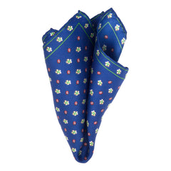 Handrolliertes Einstecktuch aus Seiden-Twill mit Marienkäfern von BGENTS gefaltet
