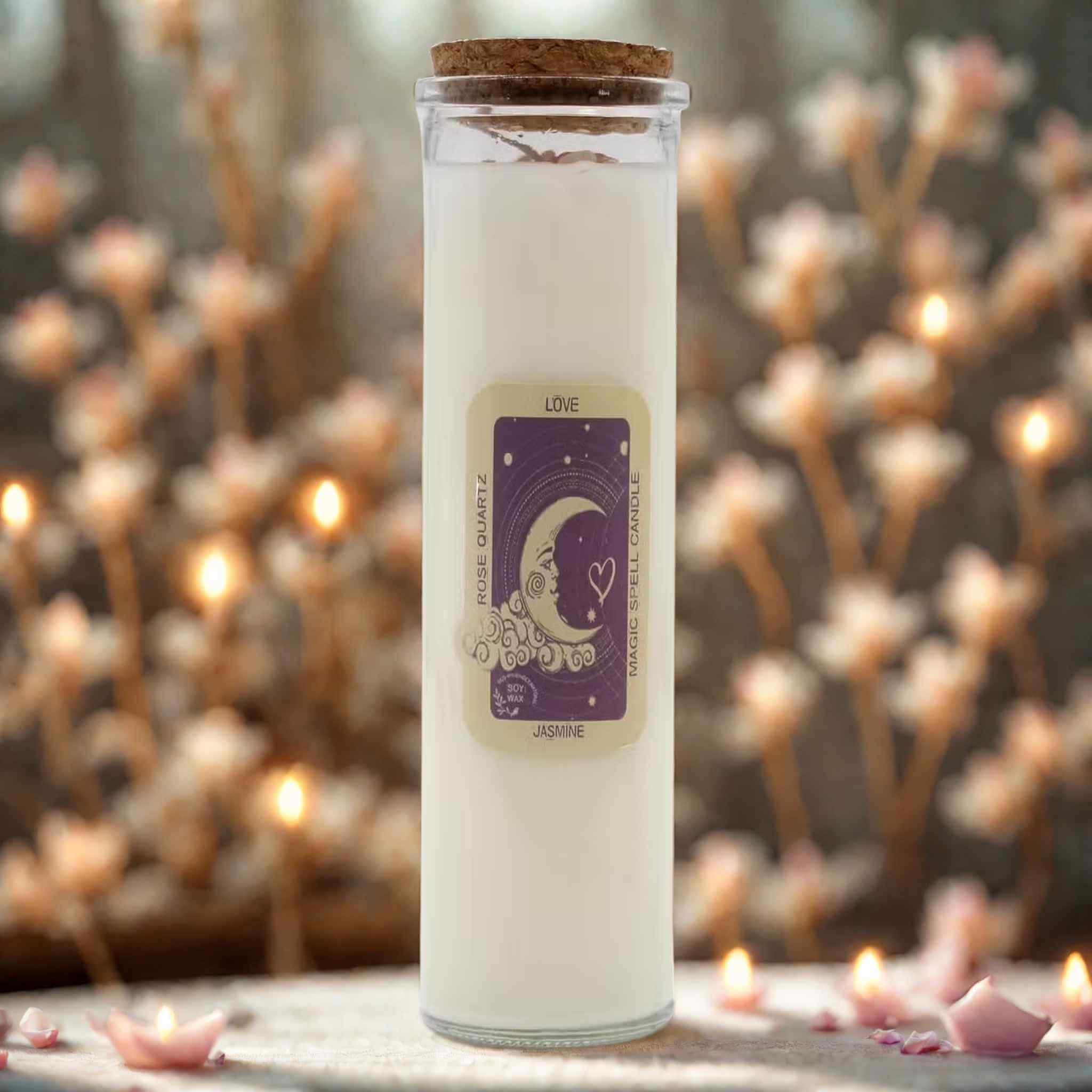 Bougie rituel amour en cire de soja avec étiquette violette Lune et cœur parfum jasmin quartz rose dans flacon en verre avec bouchon liège allumettes et lumière douce en arrière plan