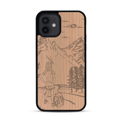 Coque de protection en bois véritable fabriquée en France pour sur le thème de la randonnée en montagne et de l'aventure avec une gravure représentant une femme de dos face à un paysage de nature