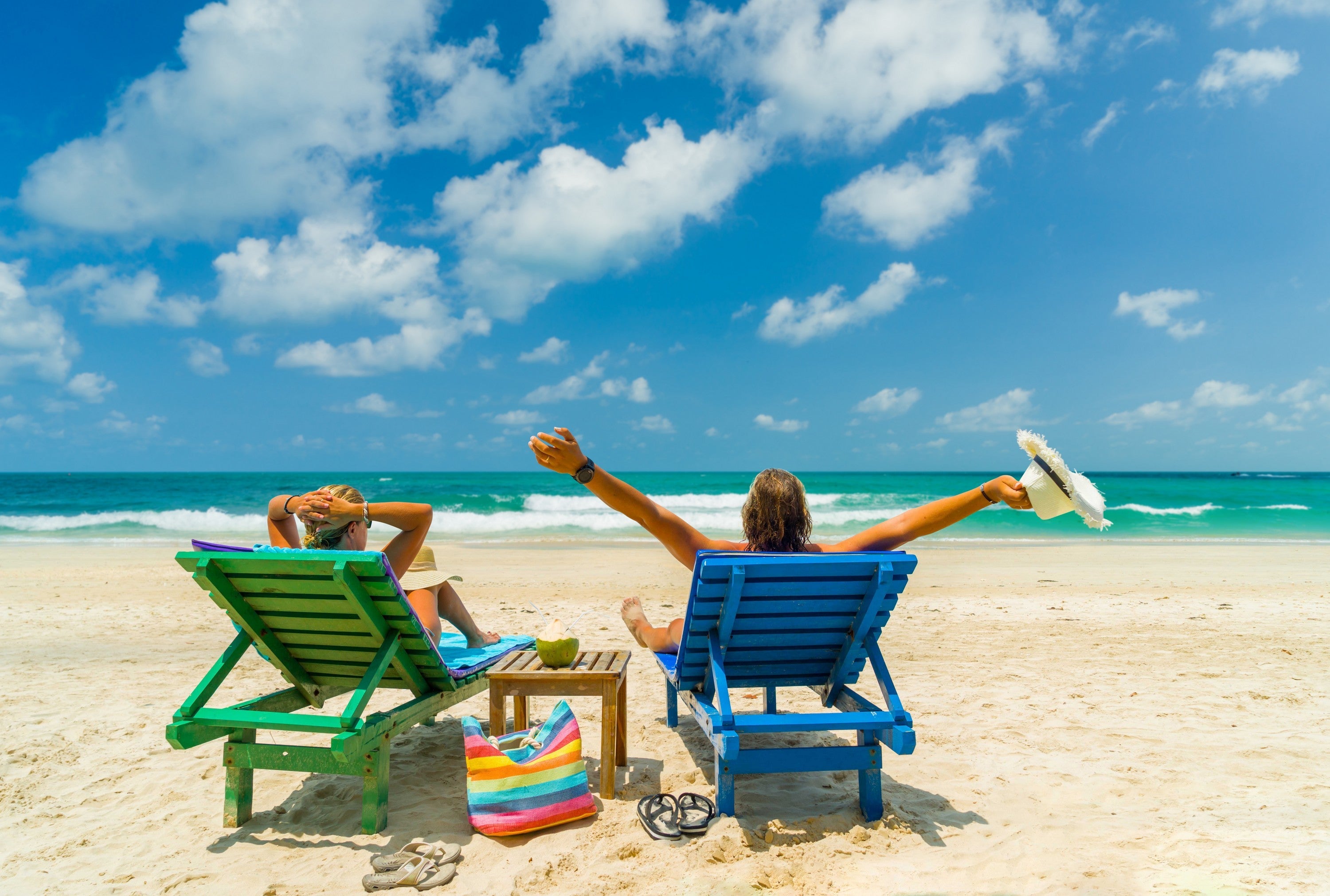 2 personnes profitant sur la plage