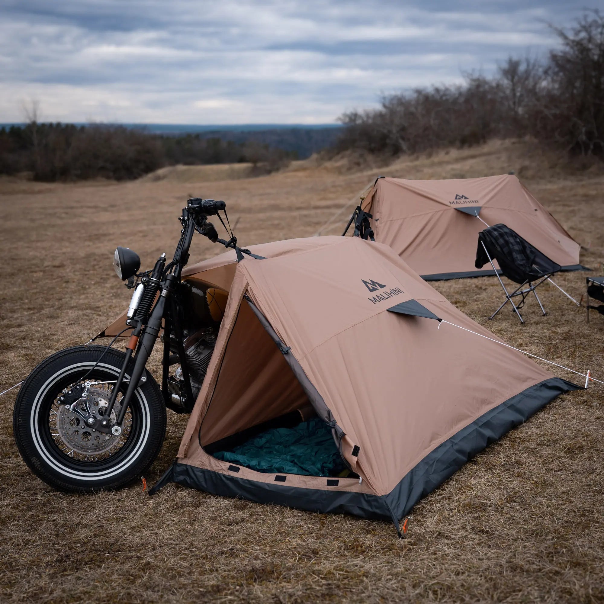 MALITENT Motorrad Zelt aufgebaut neben Motorrad