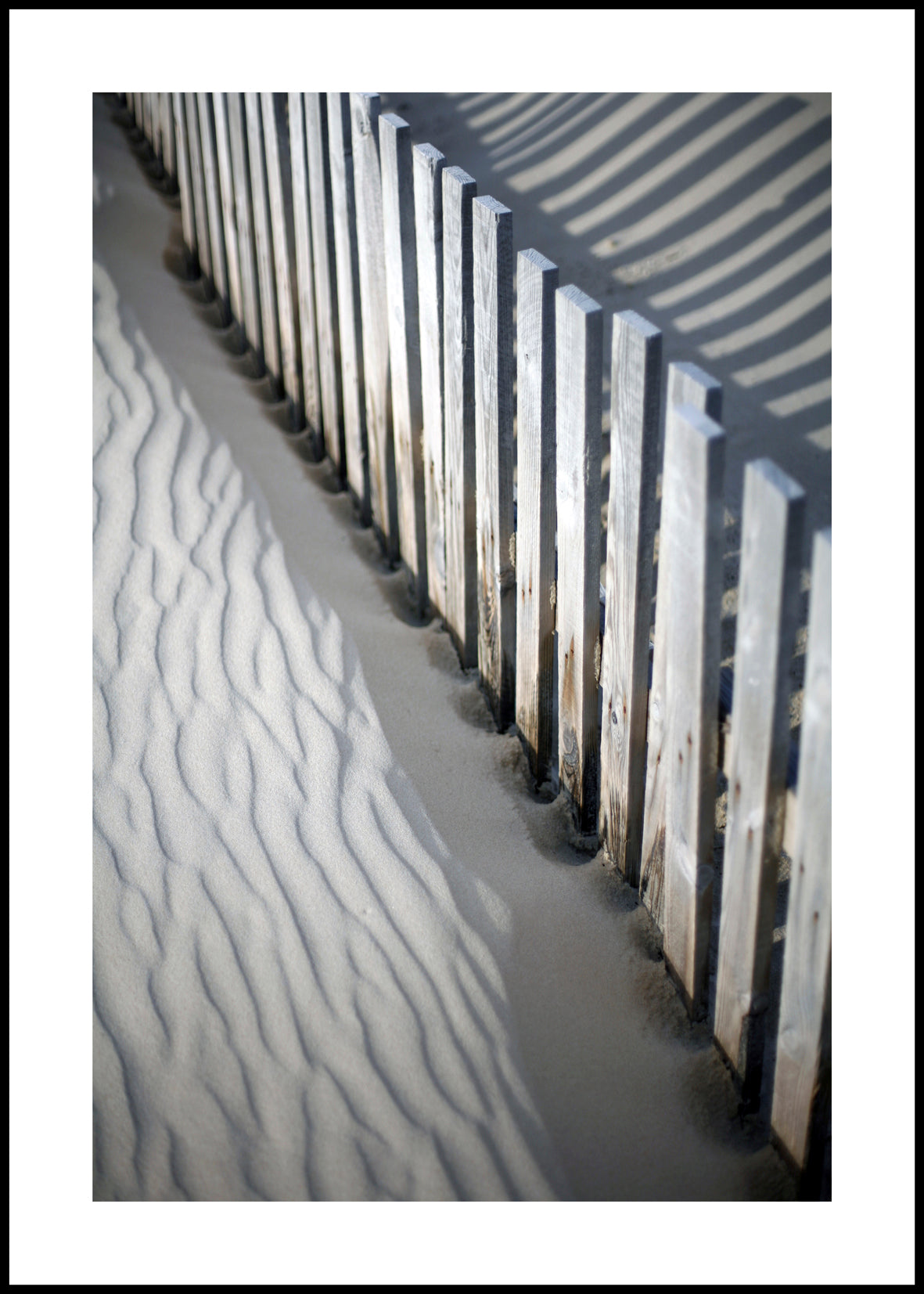 Sandy fence | INDRAMMET BILLEDE Indrammet billede MF 30x40 Sort