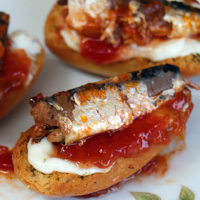 Small Sardines in Olive Oil 16/20 pcs La Brujula 115g Tin | Sardinillas en Aceite de Oliva 16/20 Pc La Brujula 115g - La despensa