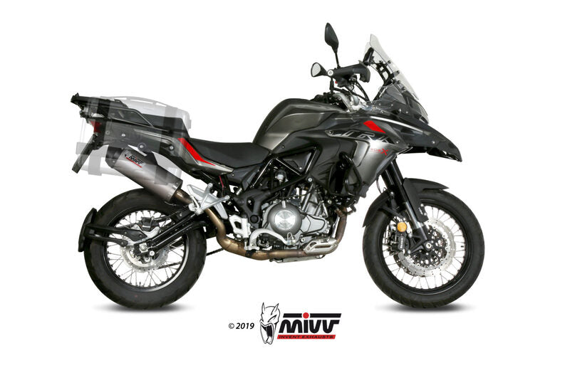 Benelli TRK 502X E.004.LNC med MIVV Oval Silencer och visuell jämförelse av original och eftermarknadsavgassystem. Reservdel för motorcykel.