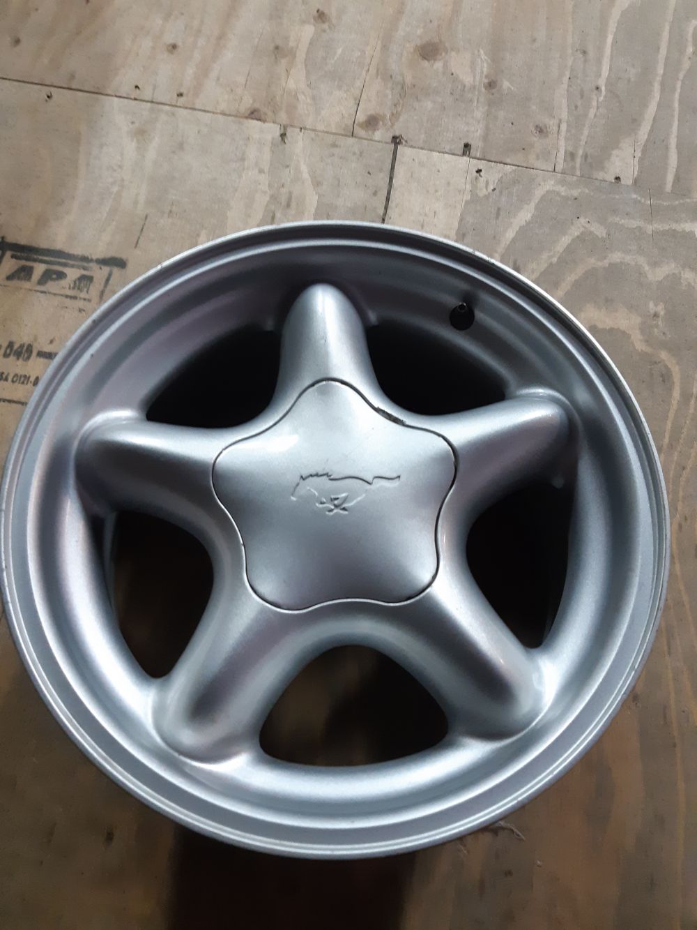 Roue en aluminium usagée Ford Mustang 1993-1996 / Dimensions : 16x7.5 / Boulons : 5x114.3mm