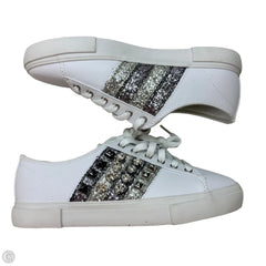 Shoes Sneakers By Guess In White, Size: 7.5