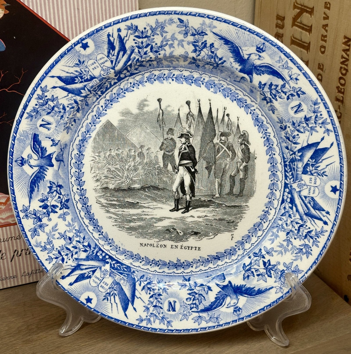 Bord / Sierbord - Societe Ceramique Maestricht - décor NAPOLEON uitgevoerd in zwart met helderblauwe rand