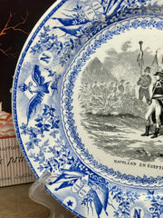 Bord / Sierbord - Societe Ceramique Maestricht - décor NAPOLEON uitgevoerd in zwart met helderblauwe rand