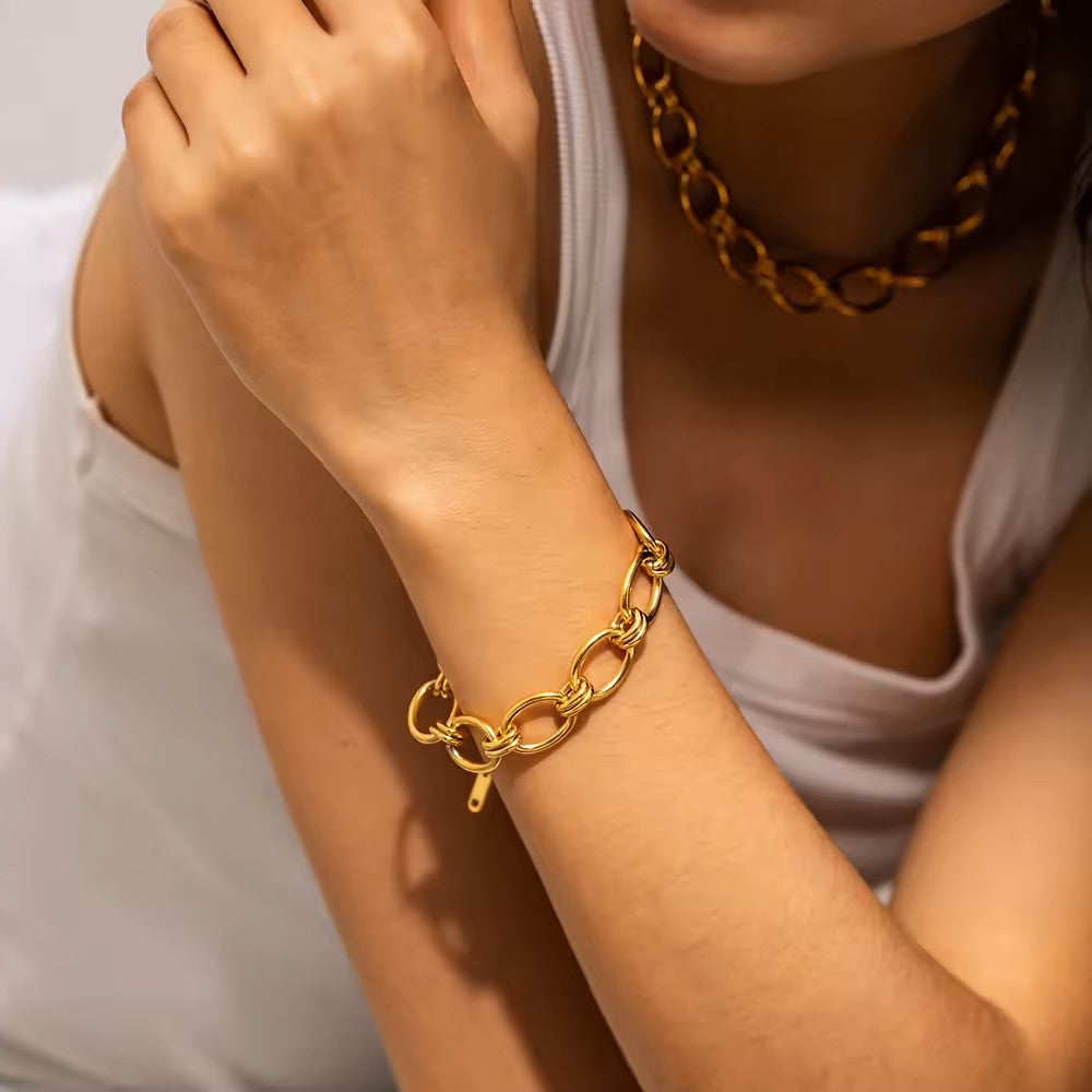 Johana – Bracelet en or délicat avec des accents enchanteurs.