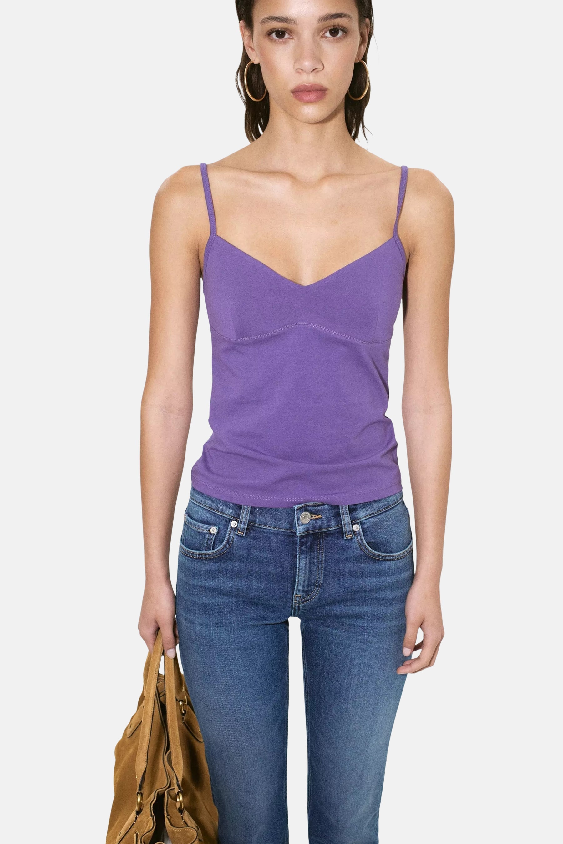 Paarse spaghettibandjes top van MANGO, strak model met V-hals, gedragen met blauwe jeans en bruine tas, front view