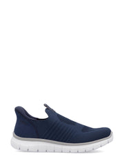 03063 Rieker Ready2GO Slip-on Sneaker fra Rieker Comfort & Style er en marineblå herresko med overdel i mesh, elastiske sidepaneler, tykk hvit såle og lavt snitt - perfekt for hverdagskomfort. Vist på en ensfarget hvit bakgrunn.