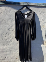 By Engbork HelloU Empire kjole sateen black