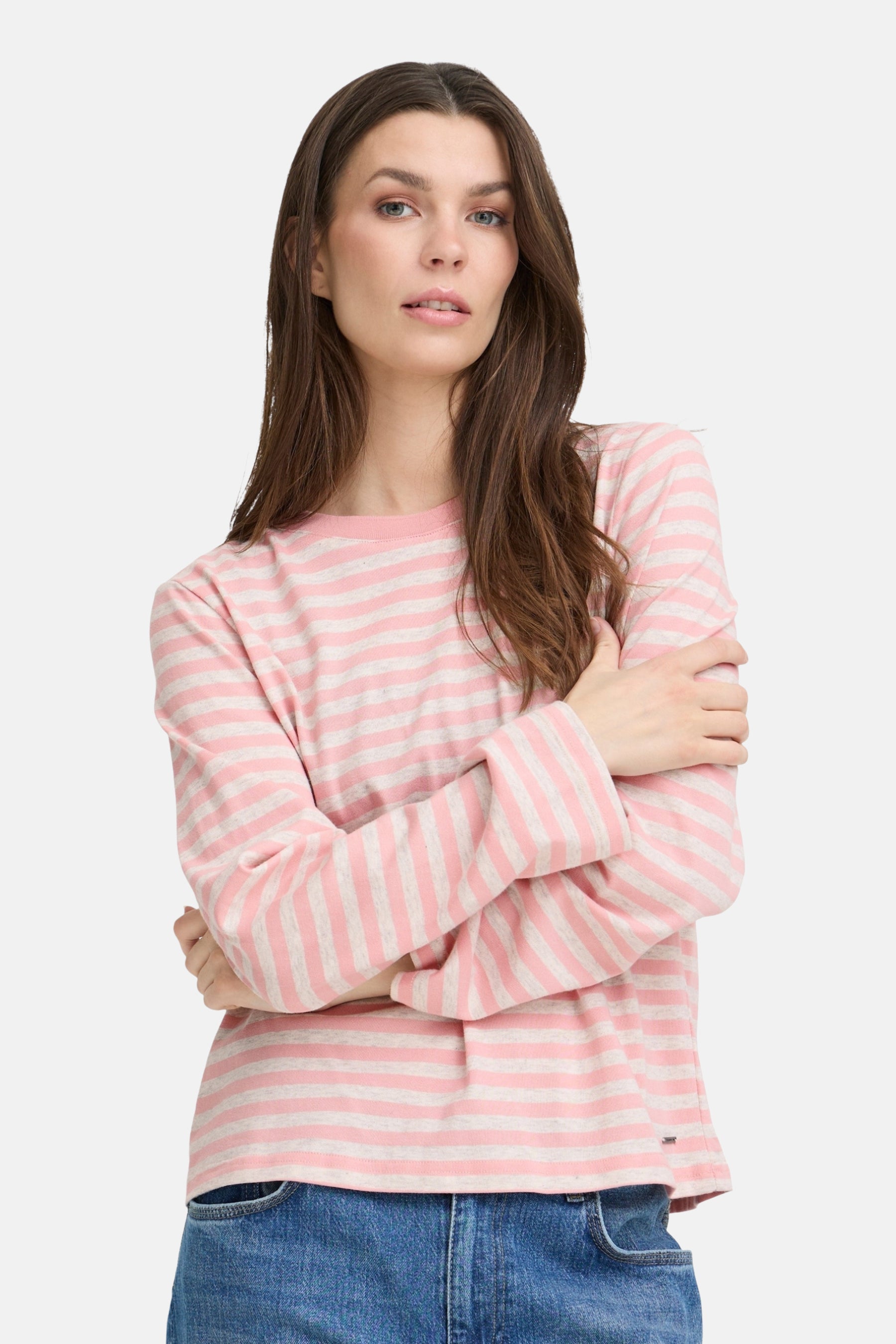 Roze T-shirt met lange mouwen van PULZ, met horizontale strepen en blauwe jeans.