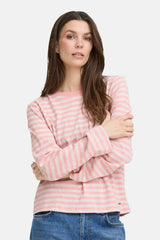 Roze T-shirt met lange mouwen van PULZ, met horizontale strepen en blauwe jeans.