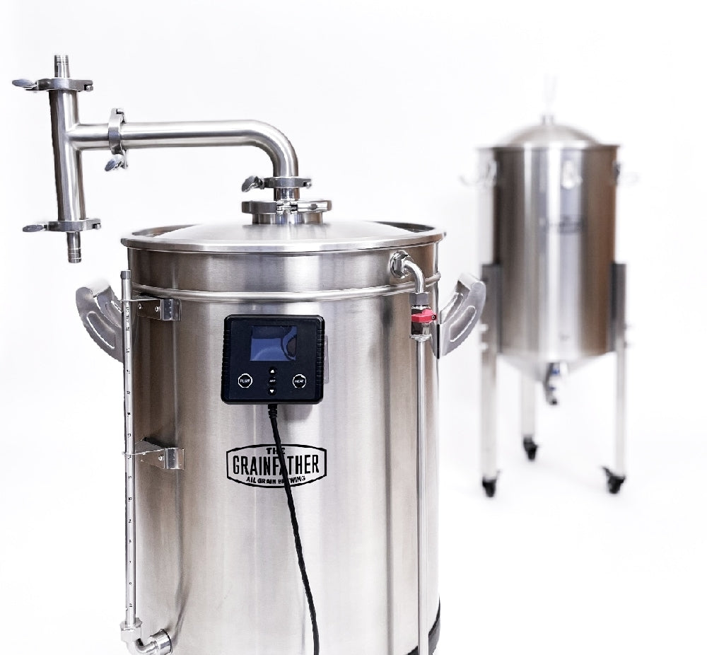 En Grainfather G40 & G70 Steam Condenser (Dampkondensator) fra Grainfather er i forgrunnen, festet til et bryggesystem i rustfritt stål med digitale kontroller; en konisk fermenter vises i bakgrunnen.