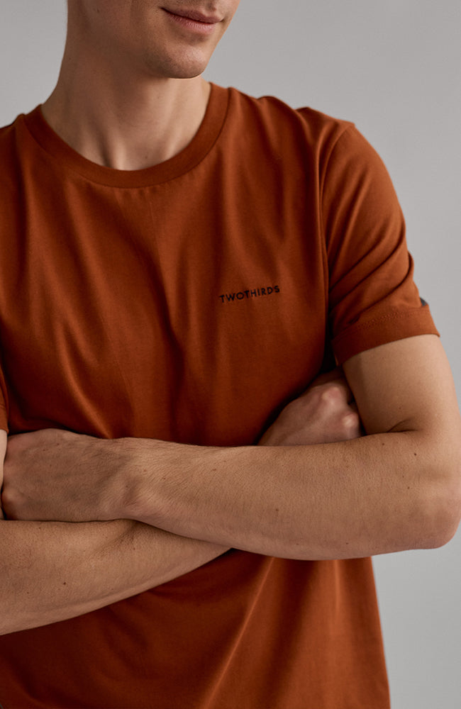 TWOTHIRDS Cookstown t-shirt umber orange van o.a. gerecycled katoen voor heren | Sophie Stone