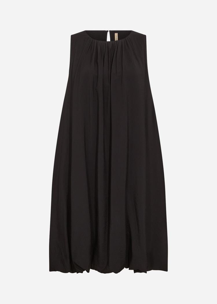Black Soyaconcept SC-SIDRA 2 Kjole Viskose dress with a gathered neckline and loose, flowing silhouette.