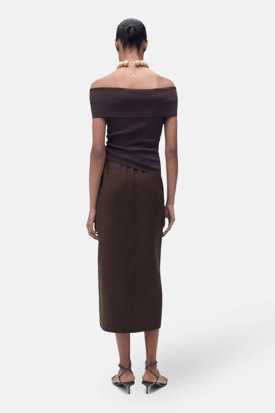 Bruine rok van MANGO, met een middelhoge taille en een rechte snit.