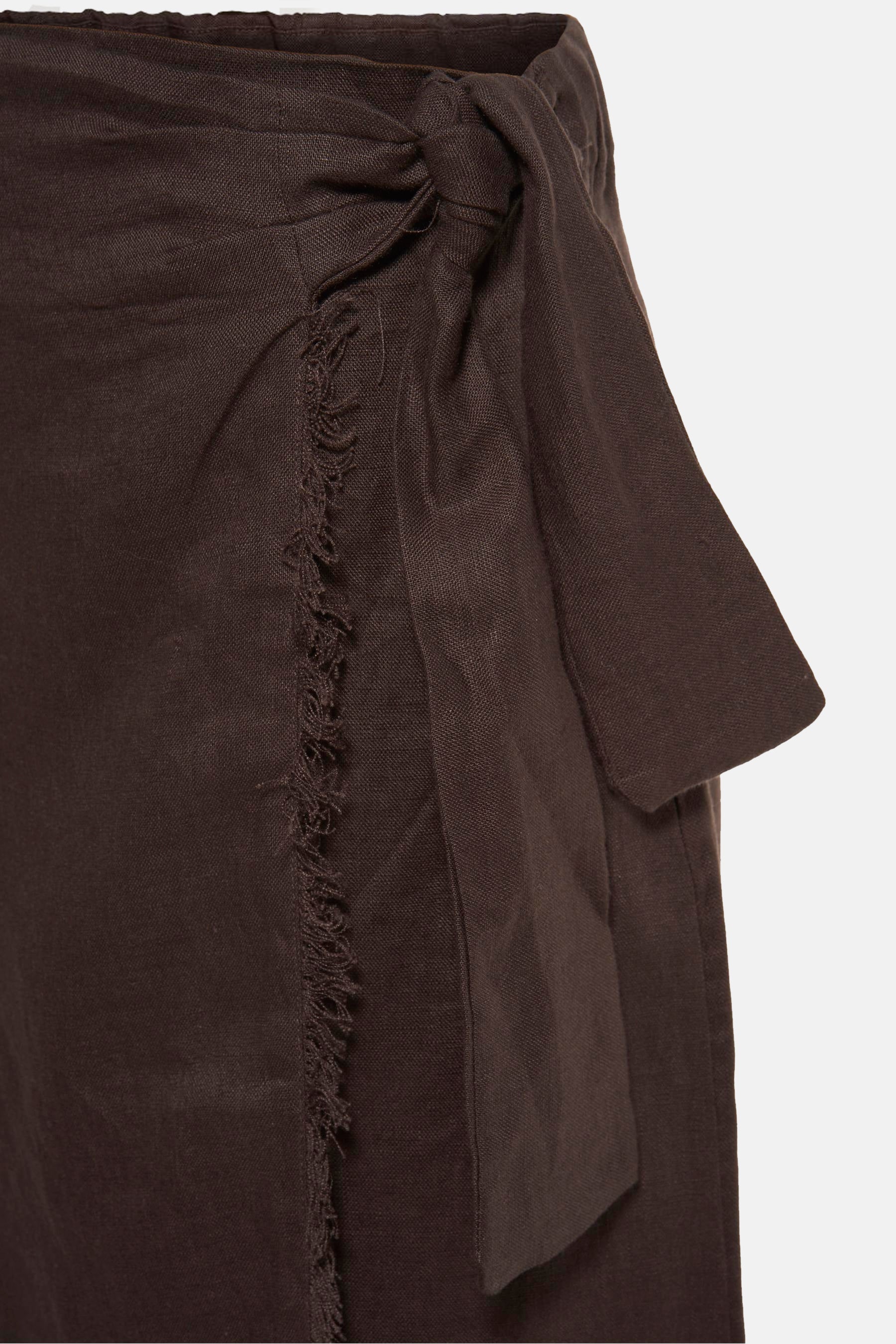 Bruine rok van MANGO met knoopdetail en gerafelde randen aan de zijkant.