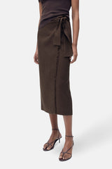 Bruine rok van MANGO, met wikkeldetail en gerafelde rand, gecombineerd met bruine top en strappy hakken.
