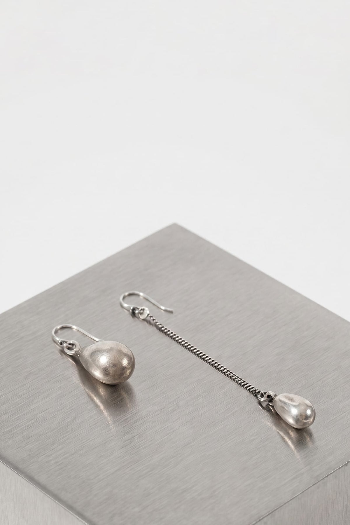 Ann Demeulemeester Nais Pearl Earrings In Antique Silver