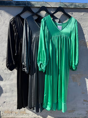 By Engbork HelloU Empire kjole sateen black