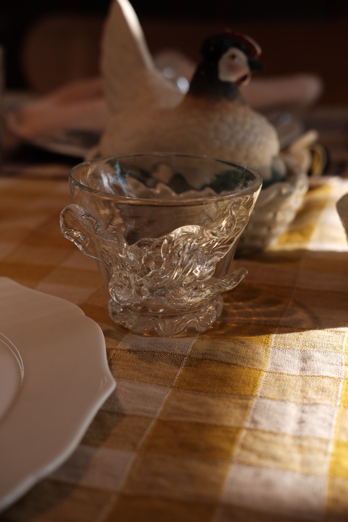 Clear hand-blown glass Vandglas with floral design by Marqversen Möglich, showcasing intricate craftsmanship.
