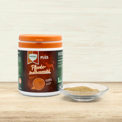 500 g Dose BARFER’S Pferdeknochenmehl mit orangefarbenem Deckel und braunem Etikett, daneben Glasschale mit Pferdeknochenmehl-Pulver, auf hellem Holzuntergrund vor hellen Holzwänden