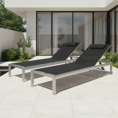 Zwei schwarze Aluminium Sonnenliegen mit Textilbespannung auf moderner Terrasse im Garten, ideal zum Entspannen im Außenbereich