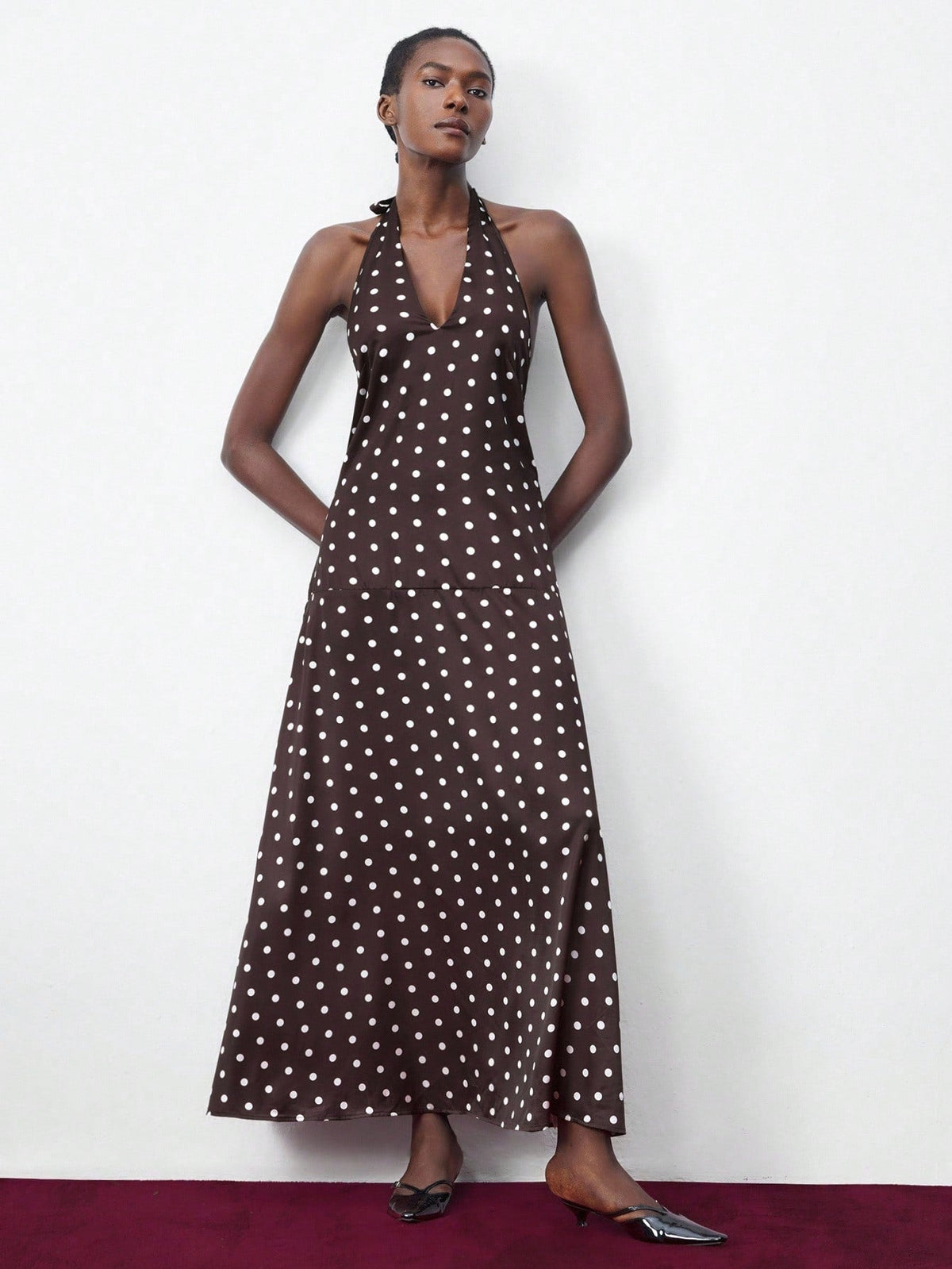 Turn heads this summer with our Chic Women's Polka Dot Halter Backless Dress. Its playful halter neck and breezy backless design keep you cool, while the elegant long silhouette makes it perfect for parties and graduations. Dance the night away in style and comfort with this timeless, fun floral favorite.