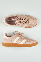 A model wearing size 37 of the 2001 Parallel Suede Sneaker in colour Cameoraffi (Pink), from the front, showing the whole outfit