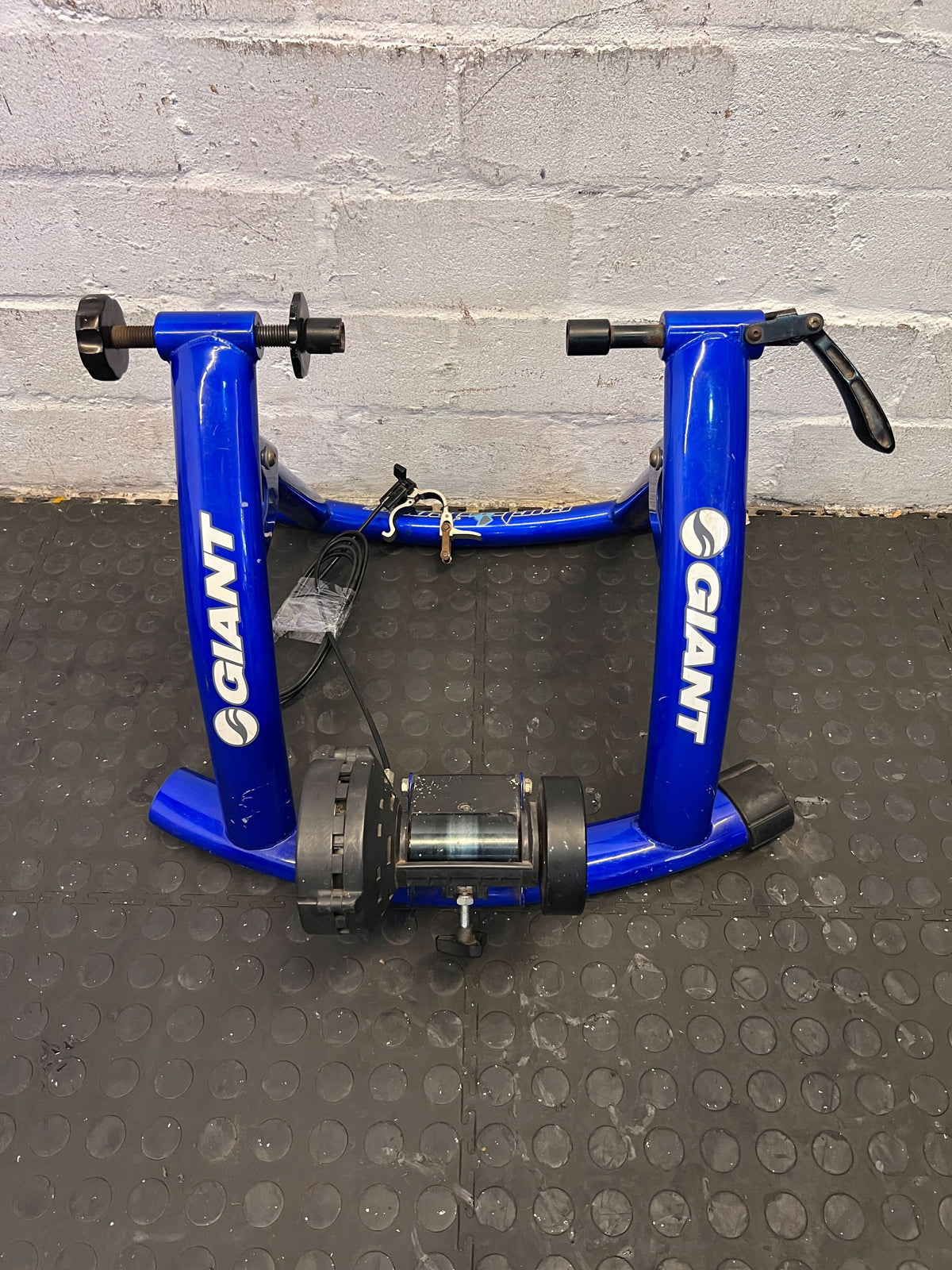 Giant Blue Indoor Bike Trainer Stand – Minor Wear, Excellent Condition - 2ndhandwarehouse.com