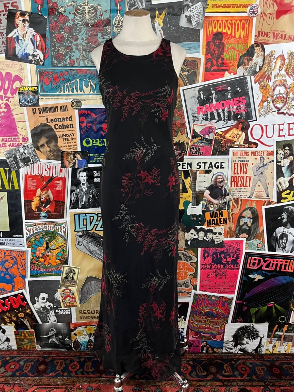 Vintage women's 90s black, red, and gold metallic botanical floral overlay sleeveless scoop neck bodycon maxi sleeveless spandex party dress by All That Jazz. Features bust darting. Has a thread pull, but is in otherwise good, pre-owned condition. Perfect for homecoming! There is no tag size. We estimate it to fit women's size XS. Please check measurements for sizing. Feels like a spandex poly blend. New chinese style.