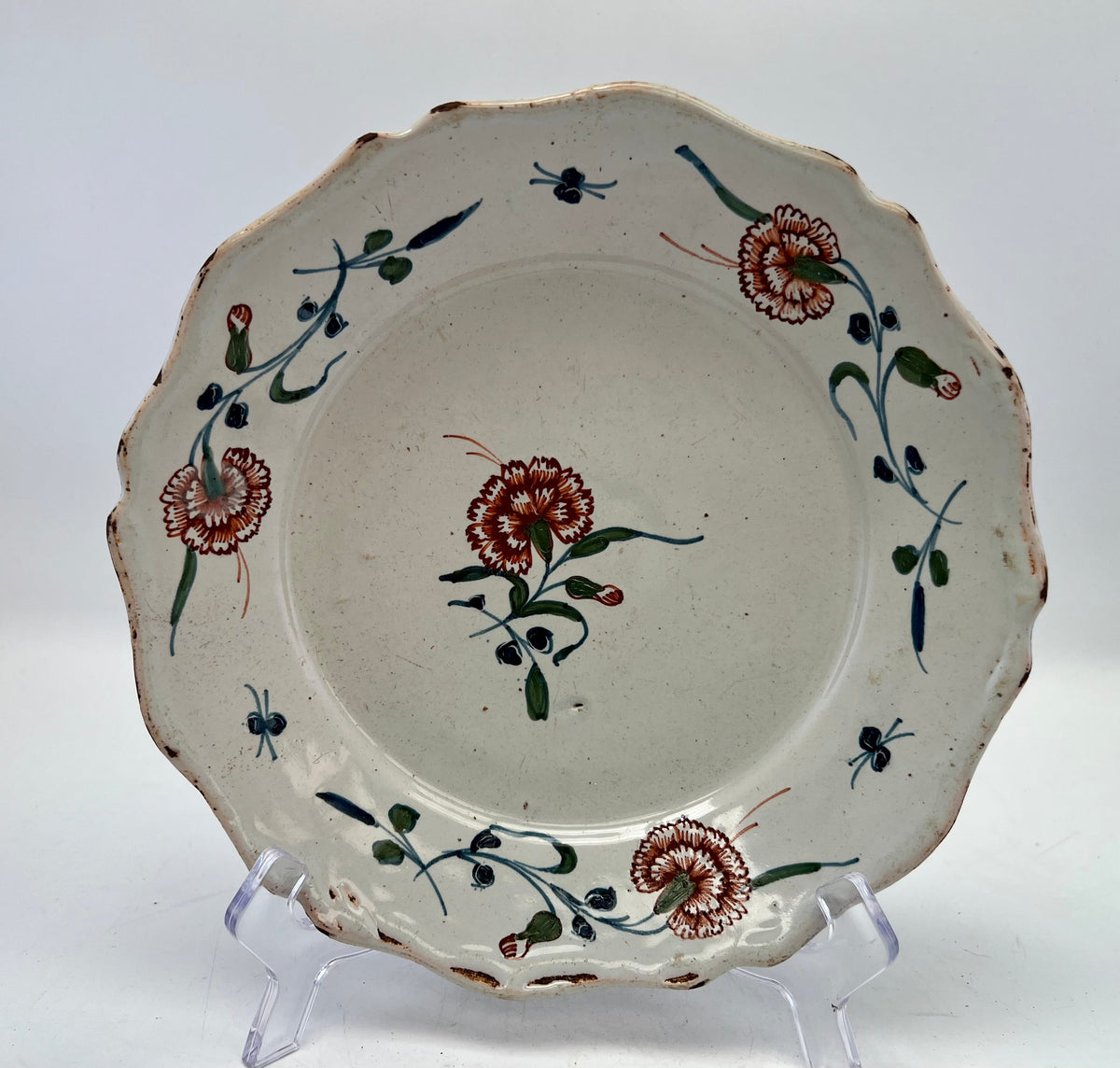 Assiette à l'oeillet rouge en faience de La Rochelle 18eme