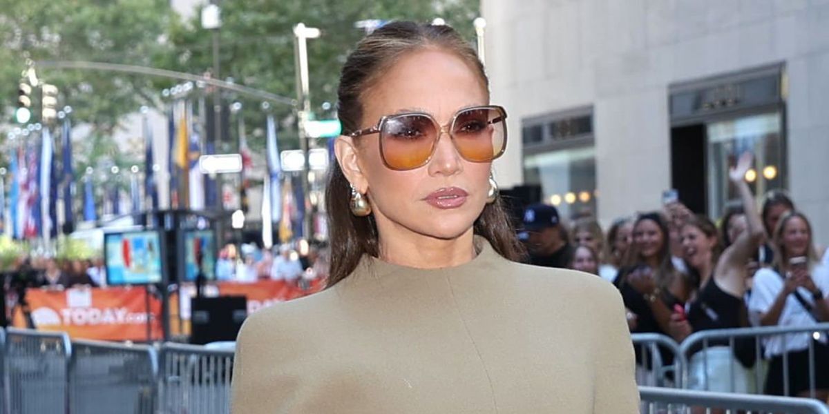 Jennifer Lopez was seen wearing Chloe CH0286S 008 sunglasses with tricolour brown to green gradient lenses in New York City, October 2025. Shop online now on Pretavoir