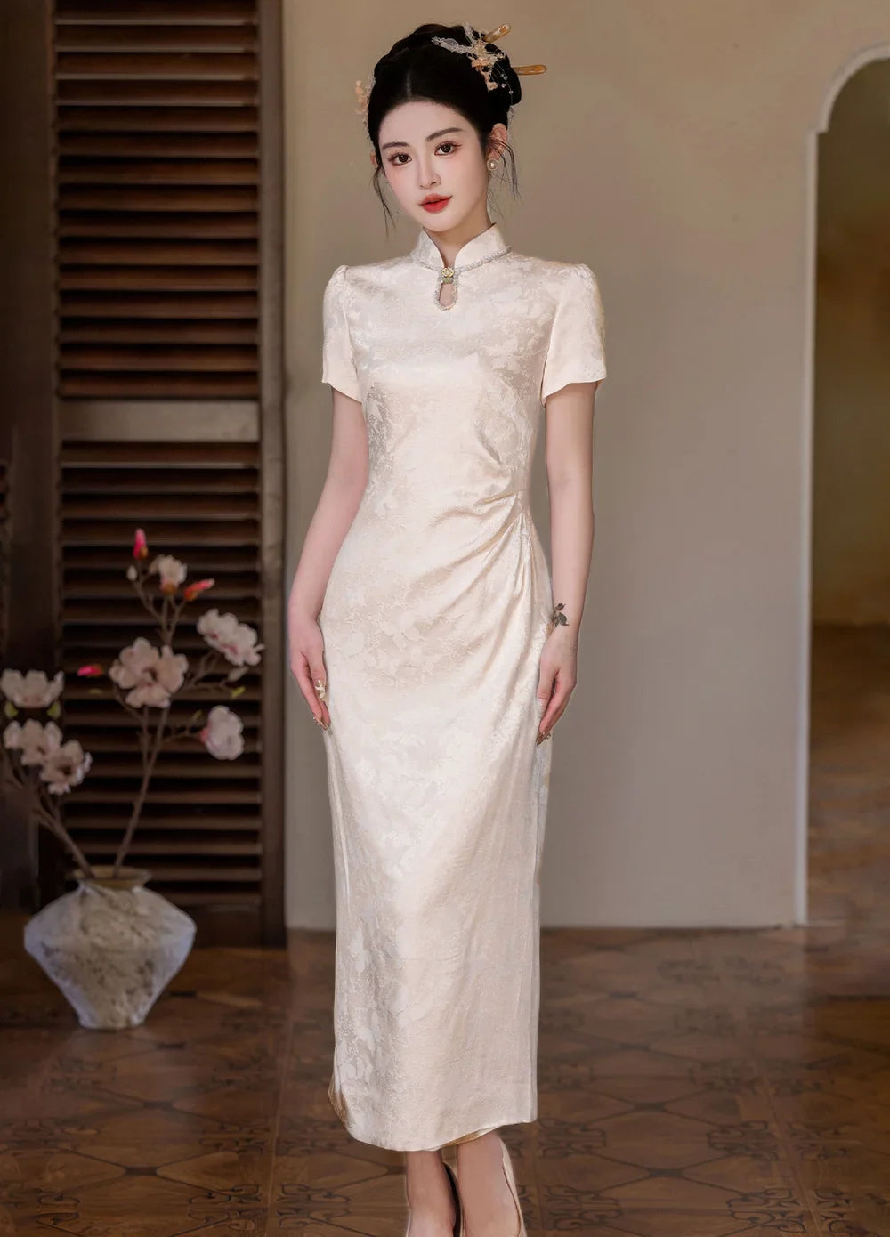 Modern white Chinese wedding dress
