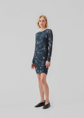Short dress with draped details and multiple layers. CliffordMD print dress has a round neck and long sleeves in mesh.  The model is 177 cm and wears a size S/36.
